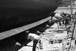 創(chuàng)新突破 5.5萬噸巨輪氣囊下水，臺州船企刷新世界紀錄